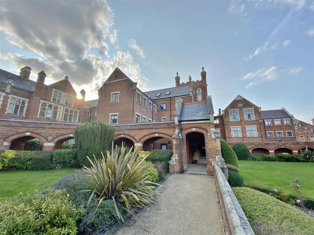 Royal Connaught Drive, Bushey 3 bed duplex £880,000
