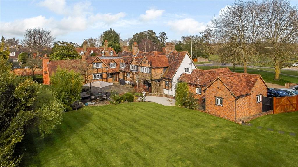 North Common, Redbourn, St Albans, Hertfordshire, AL3 6 bed detached