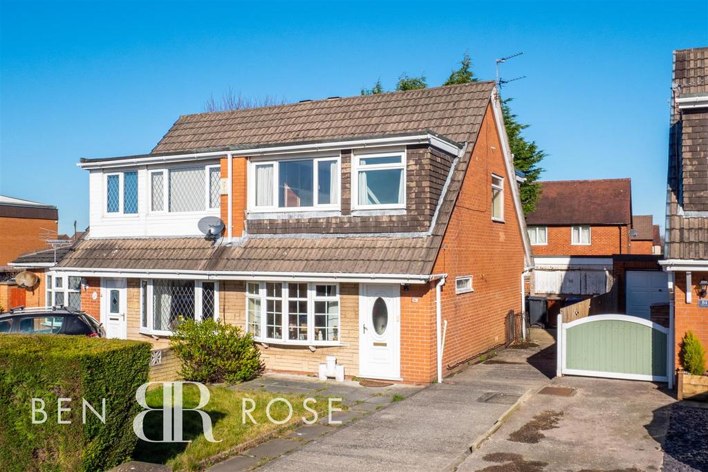 Larchwood Crescent, Leyland 3 bed semidetached house £120,000