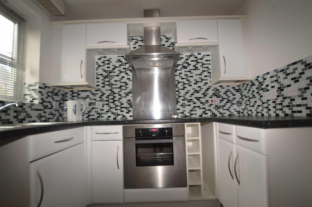 Cobblestones Drive, Illingworth, Halifax 2 bed townhouse £575 pcm (£