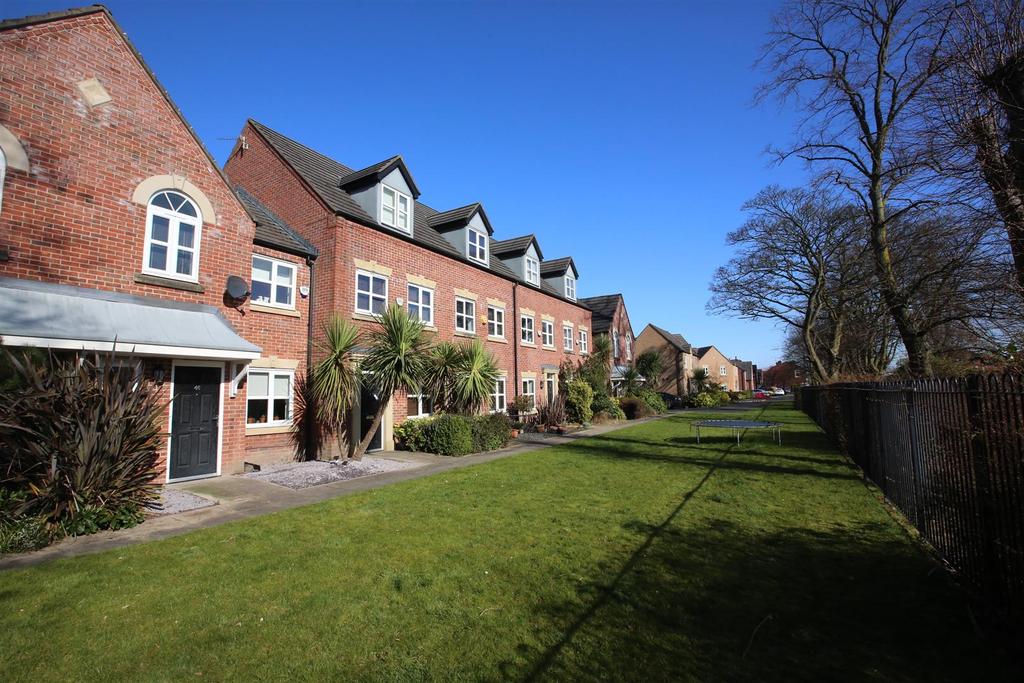 Viscount Drive, Rhodes, Middleton 3 bed mews £210,000