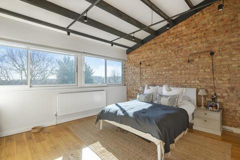 3 Shepherds Close, London, N6 5AG