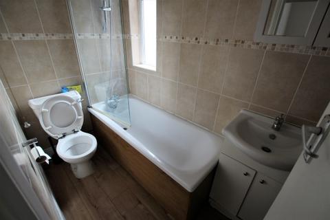 2 bedroom flat to rent - Western Court, Romford RM1