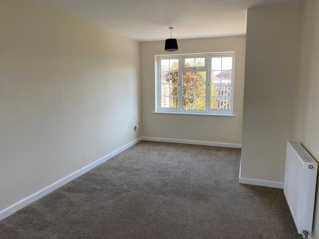 Flansham Park, Bognor Regis 2 bed end of terrace house £925 pcm (£213 pw)