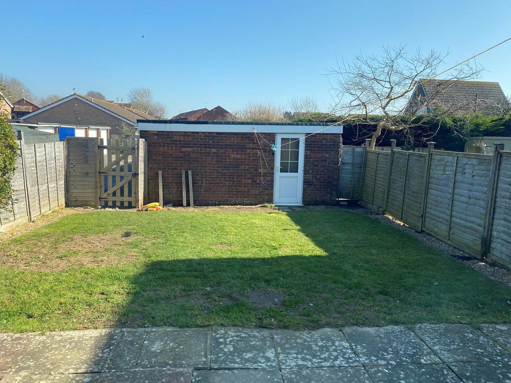 Flansham Park, Bognor Regis 2 bed end of terrace house £925 pcm (£213 pw)
