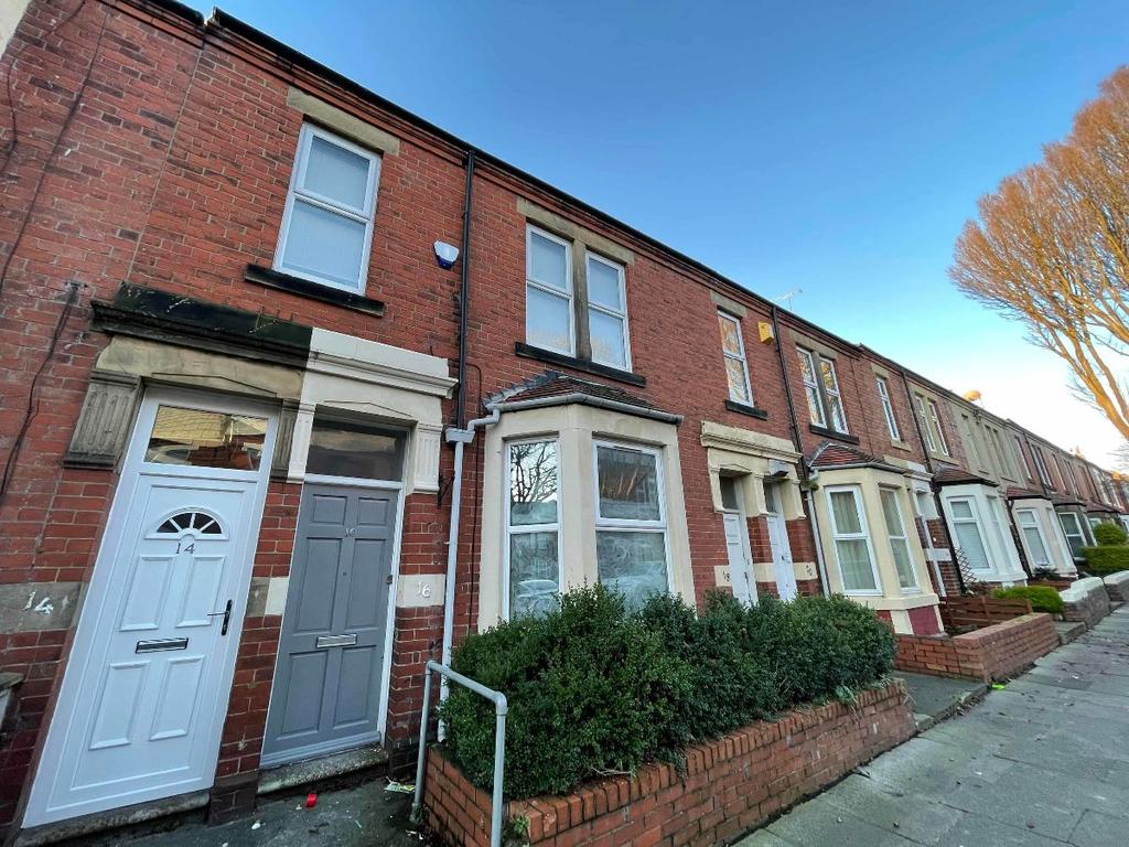 Park Crescent East, North Shields. NE30 2HQ. * HIGH STANDARD * 3 bed