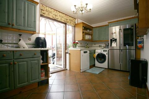 3 bedroom terraced house to rent, Gay Gardens, Dagenham, RM10