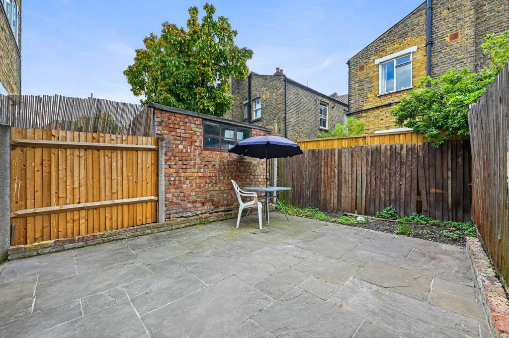 Townmead Road, Sands End, Fulham SW6 2SR 2 bed flat £2,496 pcm (£576 pw)