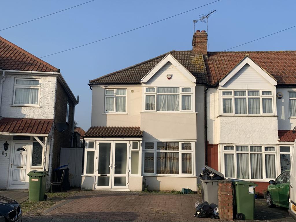 Meadowbank Road, Kingsbury, NW9 4 bed house £1,950 pcm (£450 pw)