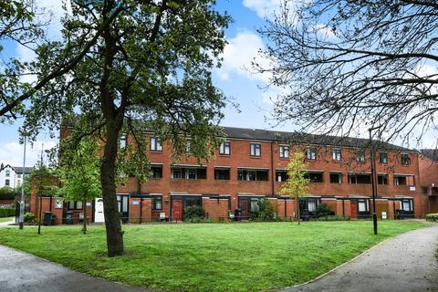 32 Wildwood Close, London, SE12 0ST