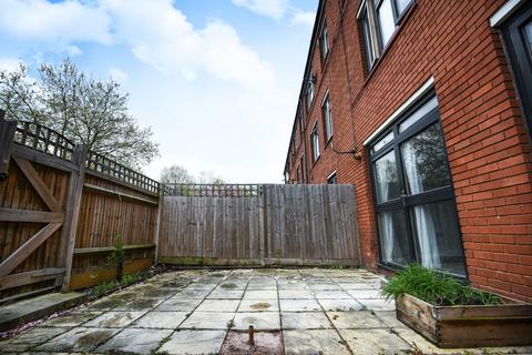 32 Wildwood Close, London, SE12 0ST