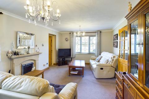 12 Middlemead, Folkestone, CT19 5UB