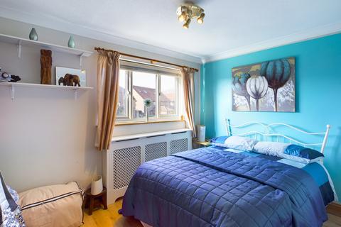 12 Middlemead, Folkestone, CT19 5UB