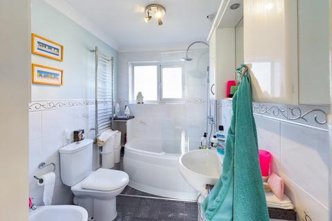 12 Middlemead, Folkestone, CT19 5UB