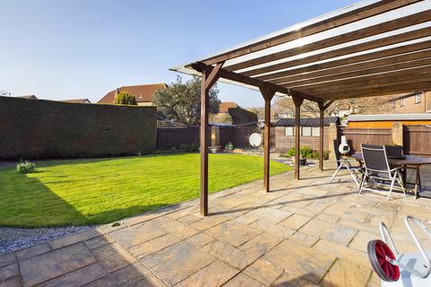 12 Middlemead, Folkestone, CT19 5UB