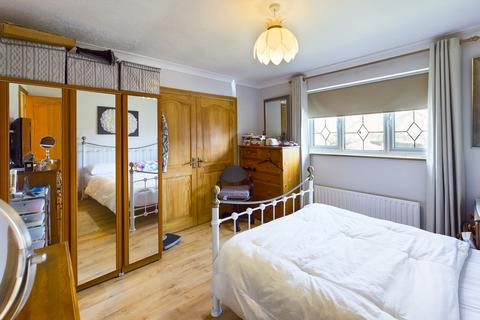 12 Middlemead, Folkestone, CT19 5UB