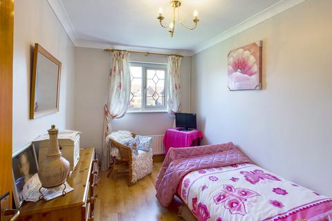 12 Middlemead, Folkestone, CT19 5UB