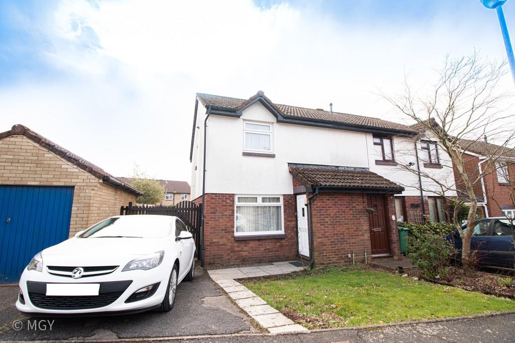 Garrick Drive, Thornhill 3 bed semidetached house £800 pcm (£185 pw)