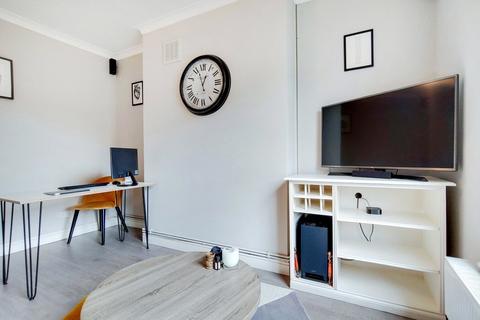Flat B, 59 Tabley Road, London, N7 0NB