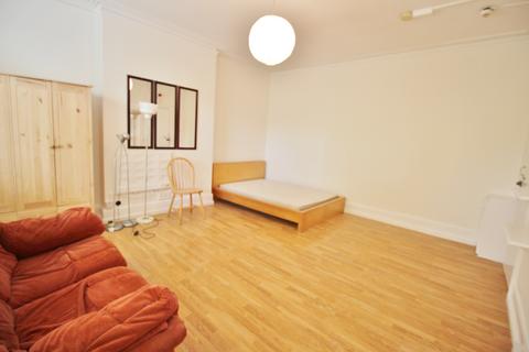 Studio to rent, Torrington Park, North Finchley N12