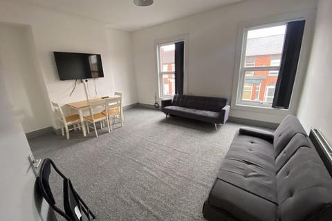 3 bedroom apartment to rent, 3 Bedroom Student Property on Langdale Road, L15