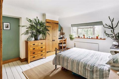 140 Holland Road, Oxted, RH8 9BH
