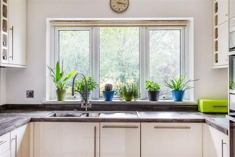 140 Holland Road, Oxted, RH8 9BH