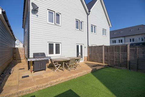 2 Melanie Close, Folkestone, CT19 5UW