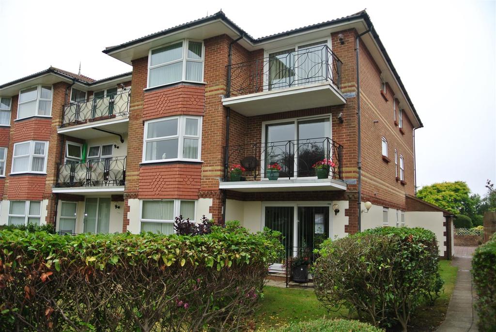 Westmead Gardens, West Avenue, Worthing 2 bed apartment £950 pcm (£