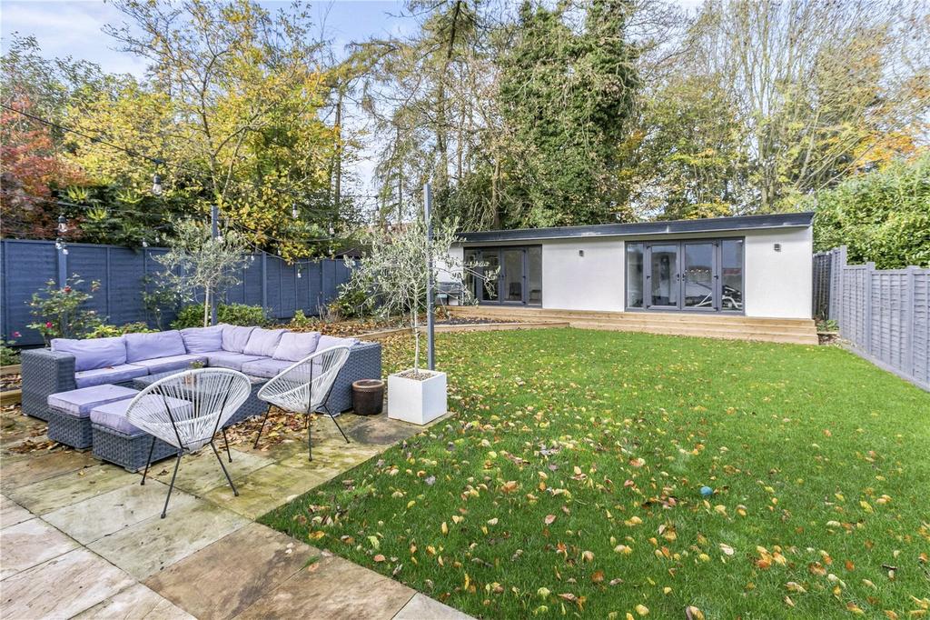cross-lanes-chalfont-st-peter-4-bed-link-detached-house-995-000
