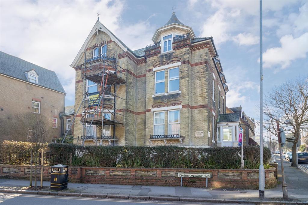 Cheriton Gardens, Folkestone 2 bed flat £875 pcm (£202 pw)