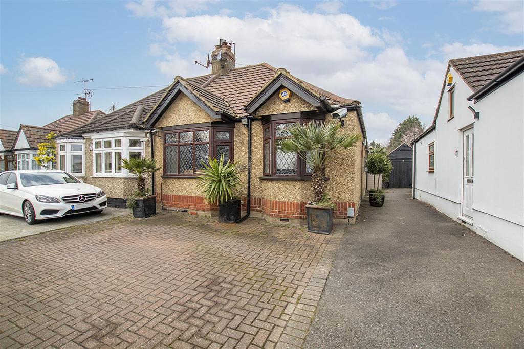 Blindmans Lane, Cheshunt, Waltham Cross 4 bed semidetached bungalow