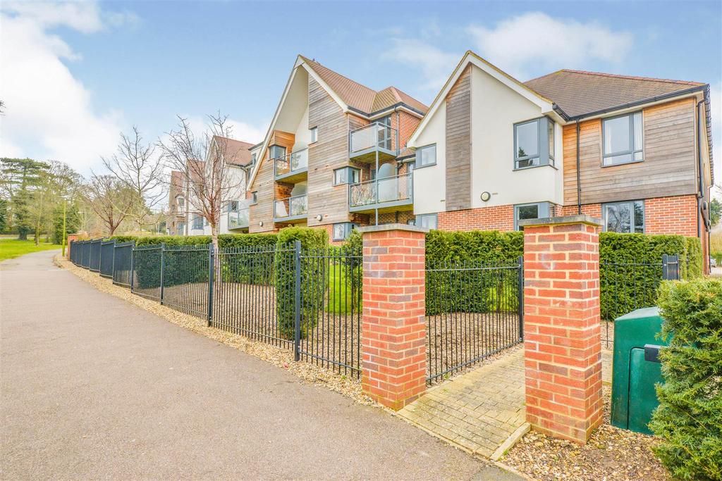 Mandeville Court, 261 Darkes Lane... 2 bed apartment £350,000
