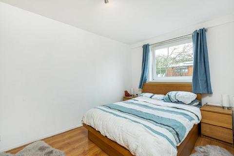 27 Lydney Close, London, SW19 6JN