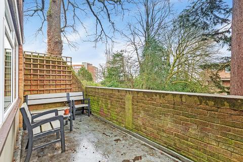 27 Lydney Close, London, SW19 6JN