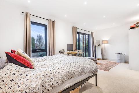 6 Pipit Drive, London, SW15 3AP