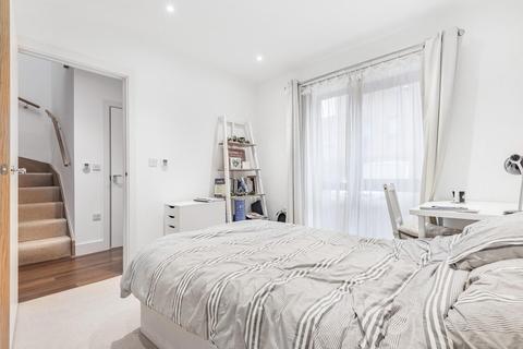 6 Pipit Drive, London, SW15 3AP