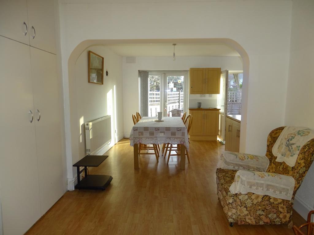 North Hyde Lane, UB2 4 bed terraced house £1,800 pcm (£415 pw)