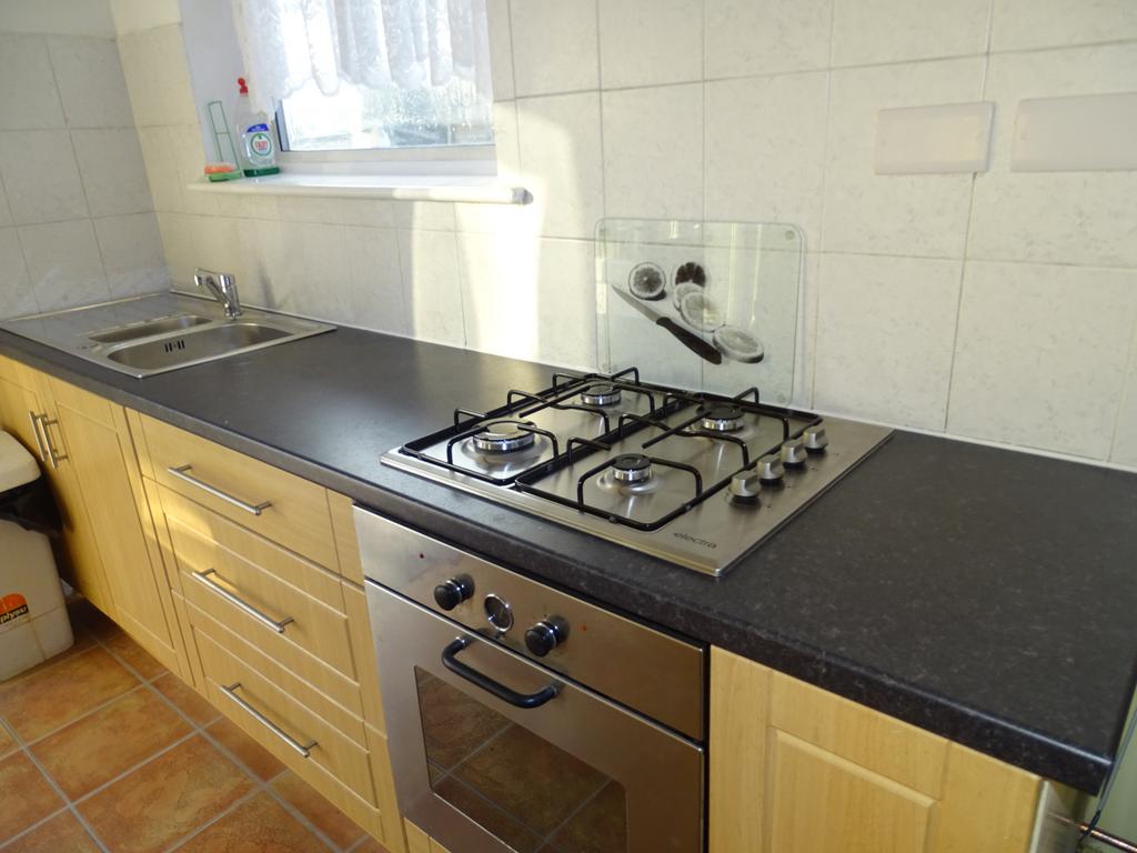 North Hyde Lane, UB2 4 bed terraced house £1,800 pcm (£415 pw)
