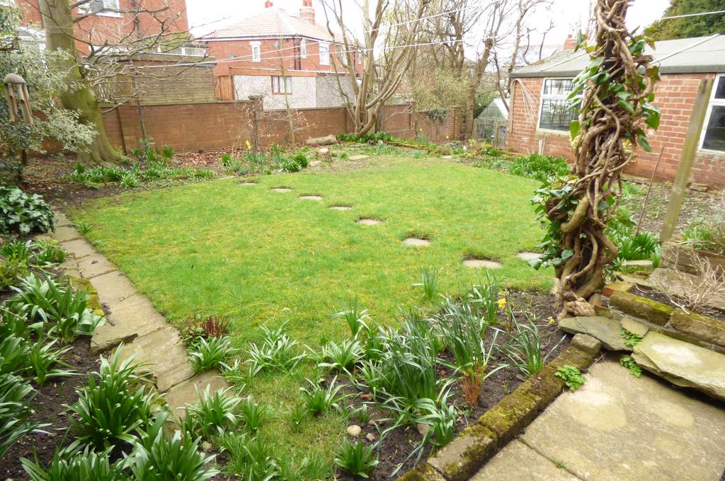Calverley Garth, Bramley, Leeds LS13 3 bed semidetached house £850