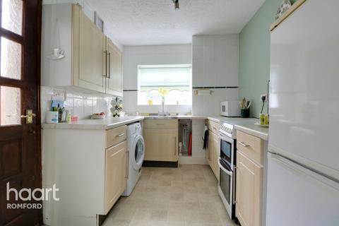 18 Shaftesbury Road, Romford, RM1 2QH