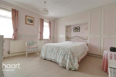 18 Shaftesbury Road, Romford, RM1 2QH