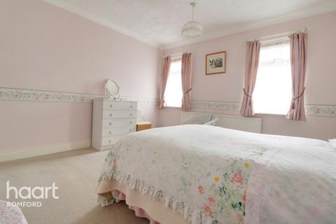18 Shaftesbury Road, Romford, RM1 2QH