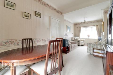 18 Shaftesbury Road, Romford, RM1 2QH
