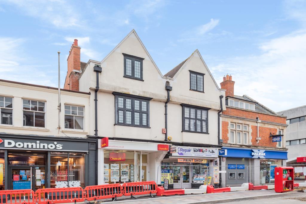 24 High Street, Camberley, GU15 2 bed apartment £950 pcm (£219 pw)