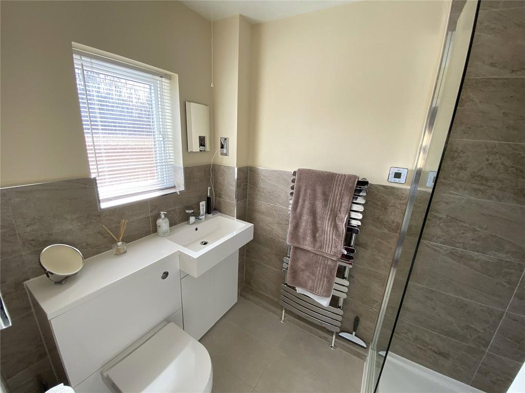 Victoria Avenue, Rayleigh, Essex, SS6 4 bed detached house £650,000
