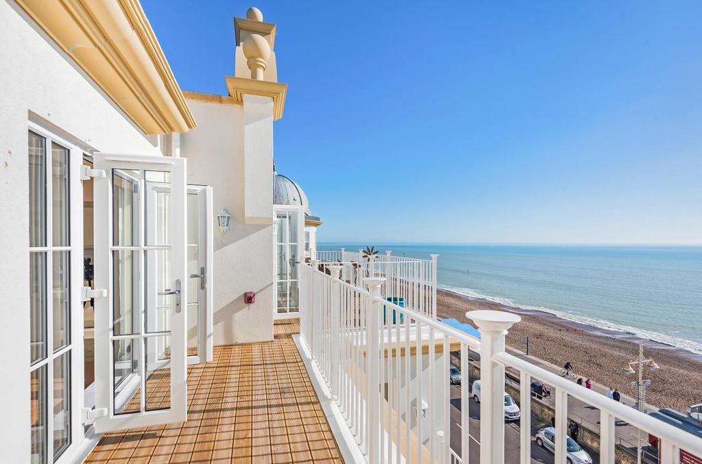 Esplanade Grande, The Esplanade, Bognor Regis, PO21 2 bed flat £550,000