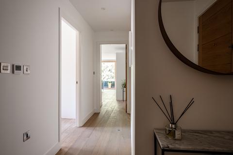 23, Blackburn House Prodigal Square, London, E8 1FW