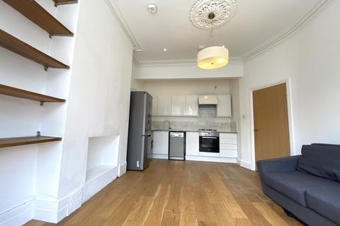 3 bedroom flat to rent, Carlingford road, Hornsey