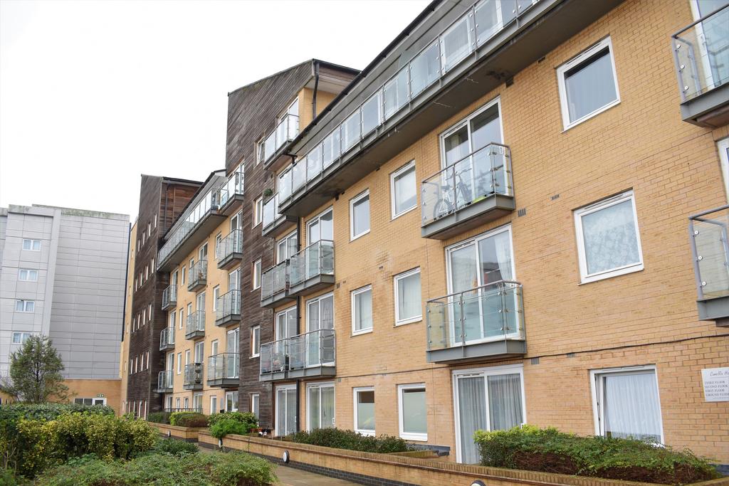 Camelia House, Tilley Road, Feltham, TW13 1 bed flat £1,000 pcm (£231 pw)